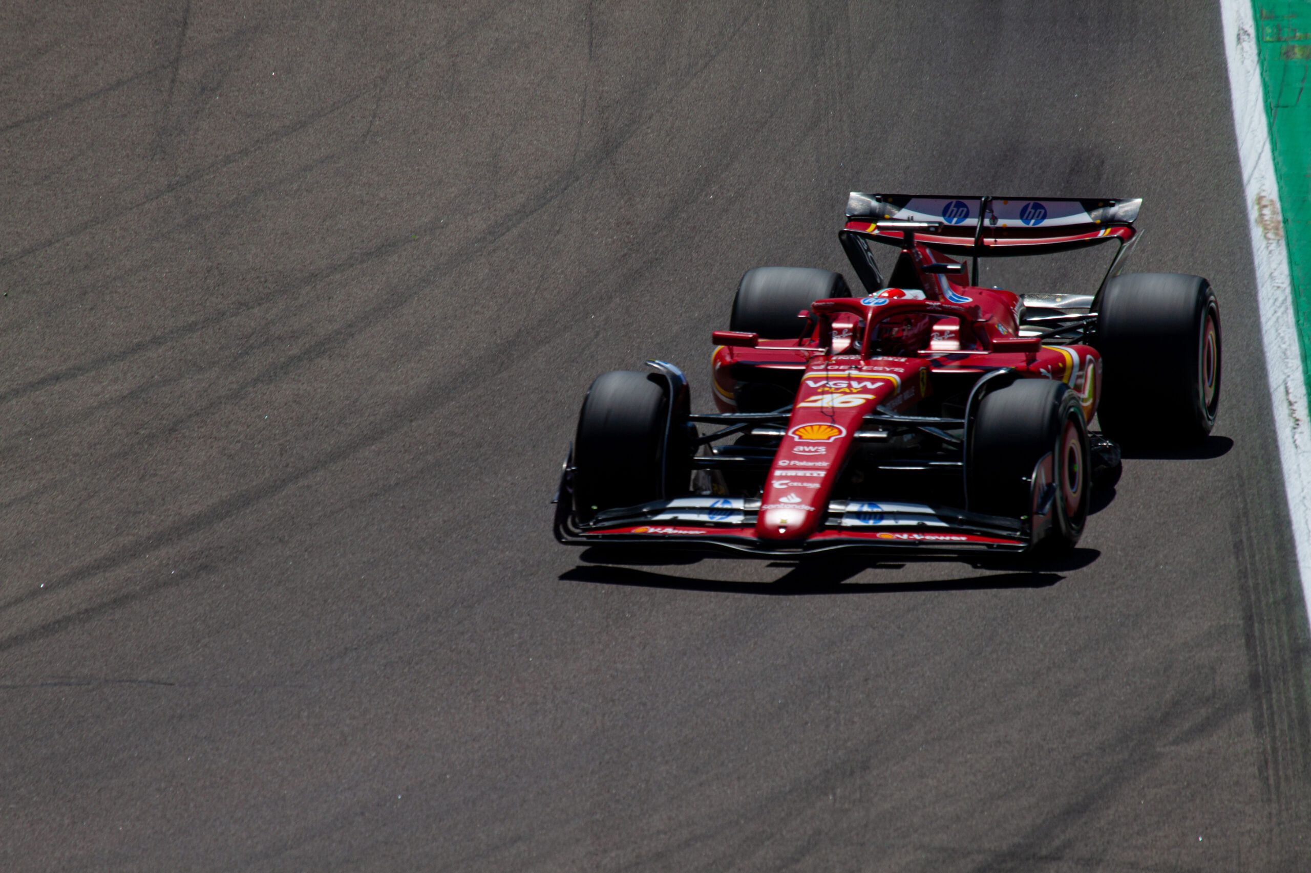 La Ferrari di Leclerc impegnata a Imola (da DreamsTime)