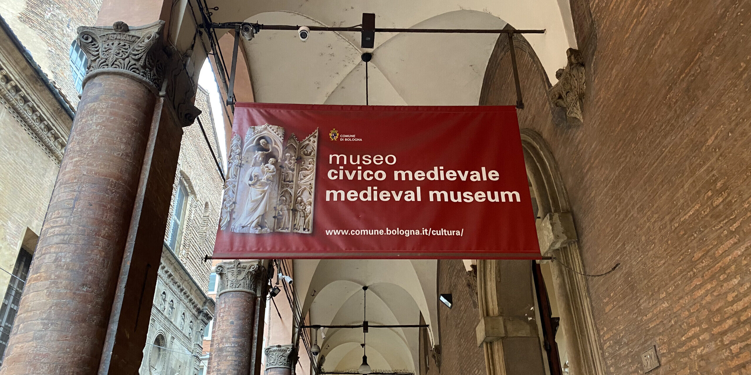 L'ingresso del Museo Civico Medievale di Bologna (da Dreamstime.com).